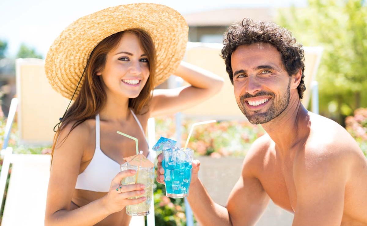 Couple enjoying a cocktail while talking