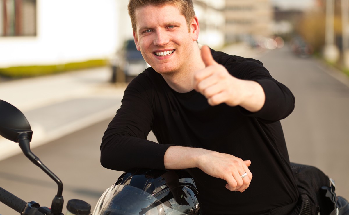 junger mann mit motorrad