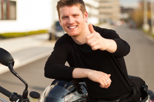 junger mann mit motorrad